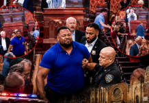 Un homme inculpé de crimes de haine après avoir attaqué un fidèle juif et donné un coup de tête à un vigile lors d’un service de Shabbat dans une synagogue de New York