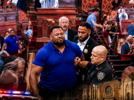 Un homme inculpé de crimes de haine après avoir attaqué un fidèle juif et donné un coup de tête à un vigile lors d’un service de Shabbat dans une synagogue de New York