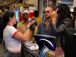 Lenny Kravitz aperçu en train de savourer un falafel dans un restaurant casher du quartier juif historique de Paris