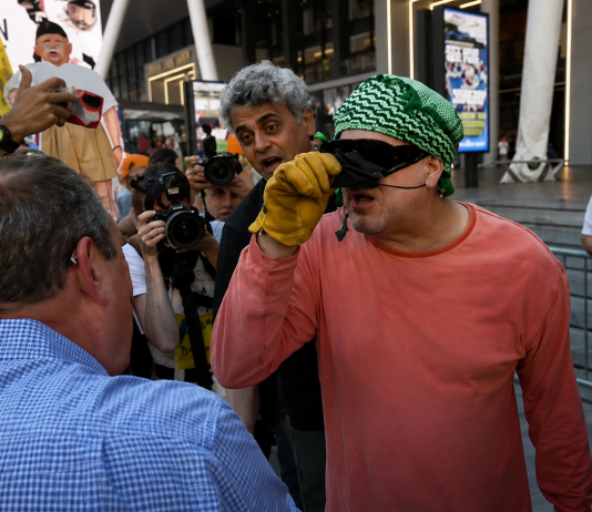 « Sac à testicules sioniste » : le consul général d’Israël réagit après l’agression d’un candidat juif au Congrès américain