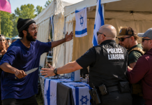 VidĂ©o | Il s’est prĂ©cipitĂ© avec un couteau sur la « tente israĂ©lienne » dans un festival au Canada : « Tous les sionistes sont racistes »