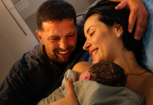 Mazal Tov Elkana ! L’ex-otage du Hamas Elkana Bohbot et son épouse accueillent leur bébé