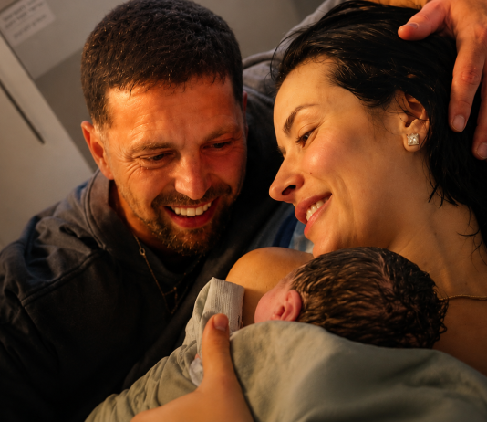 Mazal Tov Elkana ! L’ex-otage du Hamas Elkana Bohbot et son épouse accueillent leur bébé
