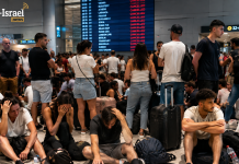 ‘On était jetés par terre’ : des passagers coincés à l’aéroport en rentrant vers Israël