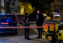 Une mère et sa fille poignardées devant leur domicile à Ramla ; le suspect est un proche de la famille