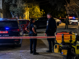 Une mère et sa fille poignardées devant leur domicile à Ramla ; le suspect est un proche de la famille