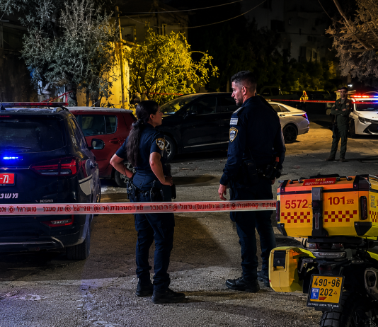 Une mère et sa fille poignardées devant leur domicile à Ramla ; le suspect est un proche de la famille
