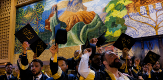 Serment d’Hippocrate oublié : des diplômés en médecine scandent des menaces de mort contre les Juifs