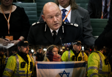 INTERDICTION D’ABORD, JUSTIFICATION ENSUITE : L’ex-chef de la police visé par une enquête après l’interdiction des supporters du Maccabi