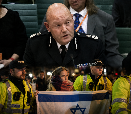 INTERDICTION D’ABORD, JUSTIFICATION ENSUITE : L’ex-chef de la police visé par une enquête après l’interdiction des supporters du Maccabi