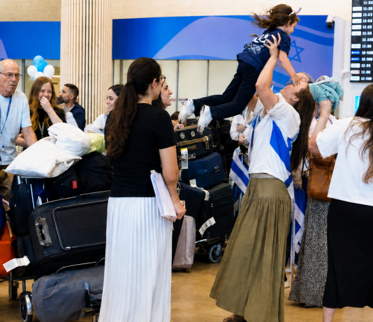 « L’exil est terminé » : 47 juifs perses quittent New York ensemble pour refaire leur vie en Israël