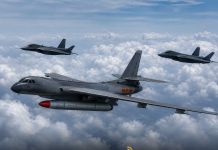 La Chine dĂ©voile un bombardier stratĂ©gique porteur d’un missile balistique nuclĂ©aire sous escorte d’avions furtifs