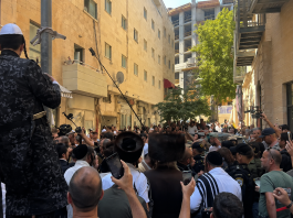 « C’est devenu un foyer de haine » : le Café BaSimta à Jérusalem fermera le Chabbat, après des semaines de manifestations haredim