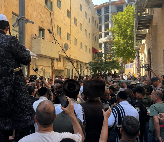 « C’est devenu un foyer de haine » : le Café BaSimta à Jérusalem fermera le Chabbat, après des semaines de manifestations haredim