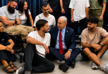Le Premier ministre Netanyahu s’est assis au sol avec des héros combattants de réserve : « Vous avez tout donné. Vous méritez tout »