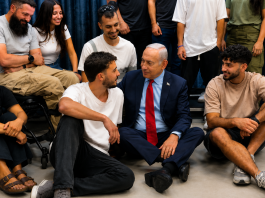 Le Premier ministre Netanyahu s’est assis au sol avec des héros combattants de réserve : « Vous avez tout donné. Vous méritez tout »