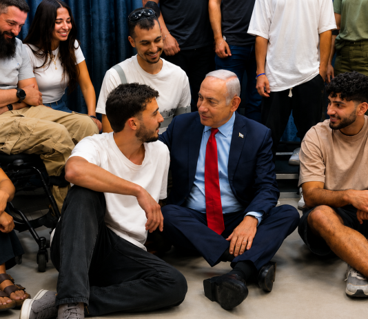 Le Premier ministre Netanyahu s’est assis au sol avec des héros combattants de réserve : « Vous avez tout donné. Vous méritez tout »