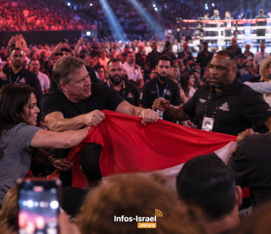 À VOIR : Un couple arrache un drapeau nazi lors d’un gala de boxe à Orlando