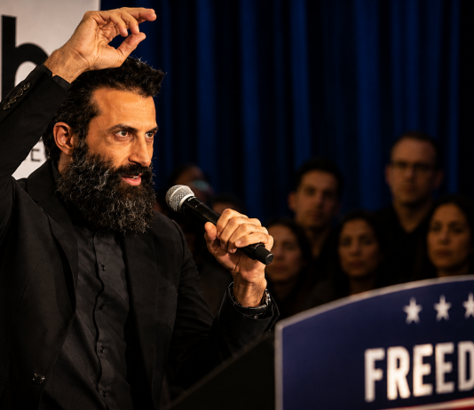 Le « fils du Hamas » déchaîné : Mosab Hassan Yousef durcit encore son discours